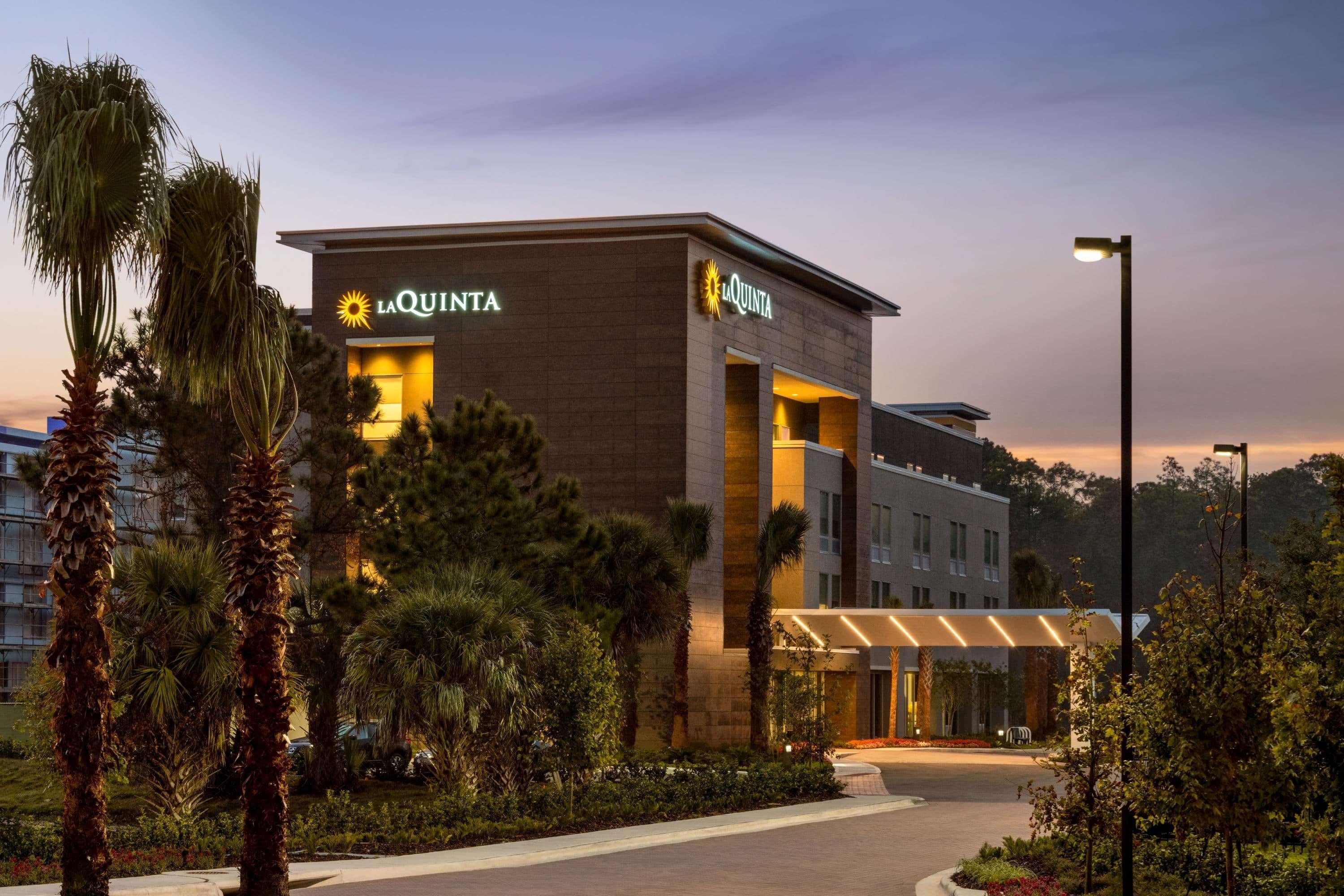 La Quinta Inn & Suites By Wyndham Orlando I-Drive Theme Parks Exterior photo